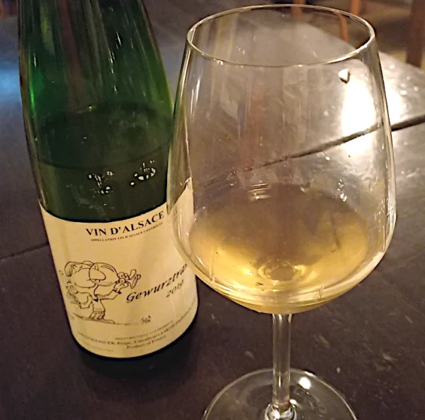 Gewurztraminer di Jean Ginglinger bottiglia e calice visti da sopara
