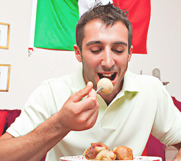 LA CUCINA ITALIANA italiano che mangia polpette a tavola