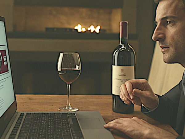 nessuno scrive più di vino giornalista uomo intento a scrivere di un vino