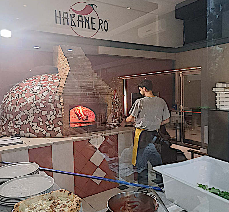 Pizzeria Habanero Fontegreca pizzaiolo al lavoro