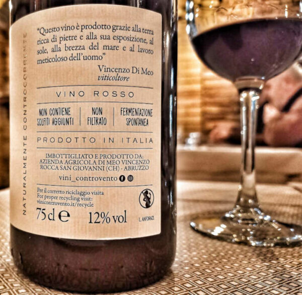 PrimaTraccia anfora Controvento etichetta retro e calice a tavola