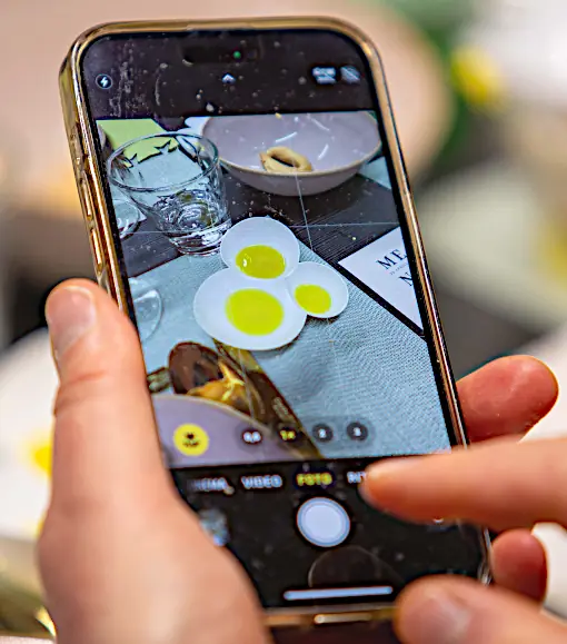 Smartphone con olio extravergine alll'oleificio Di Battista di Lucera