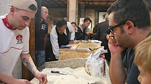 Preparazione pizza al banco di lavoro