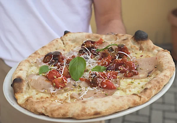 Pizza contemporanea con topping ricco servita durante la serata