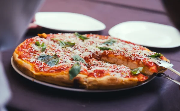 Pizza lucana della Pizzeria Casarsa a Potenza con pomodoro e ingredienti del territorio