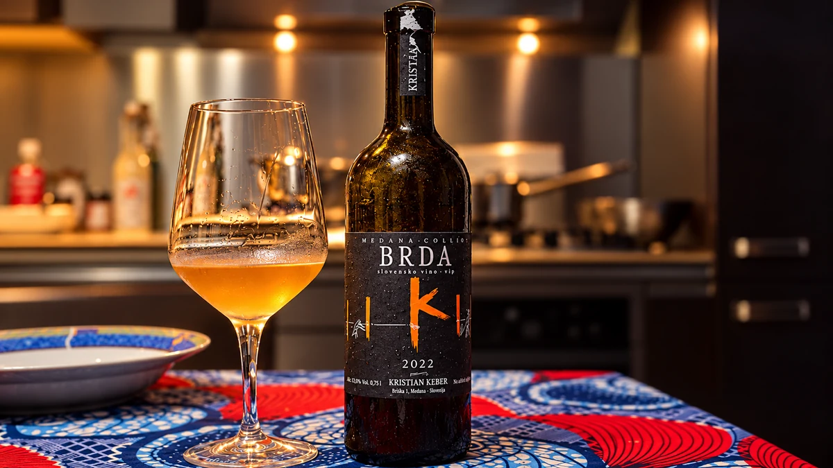 Bottiglia del Brda 2022 di Kristian Keber accanto a un calice di vino bianco macerato