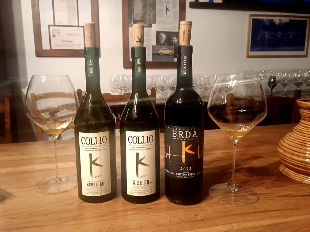 Tre bottiglie di Edi e Kristian Keber durante la degustazione in cantina, tra Collio e Brda