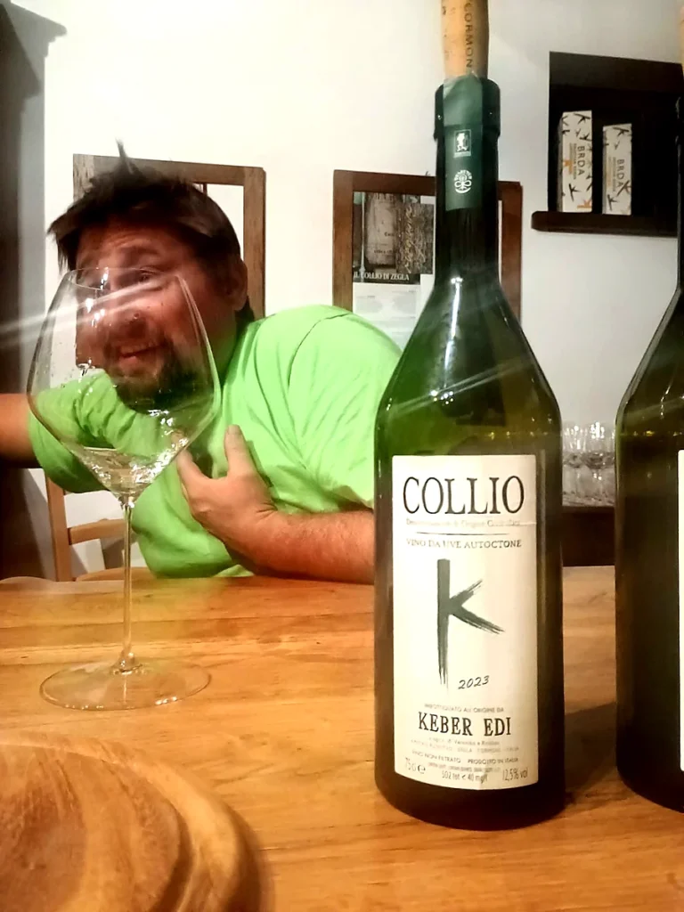 Kristian Keber durante una degustazione di vino nella sua cantina