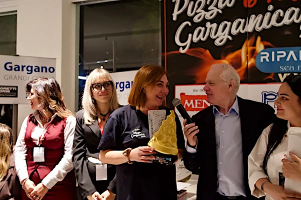 Rita Patella vince al Trofeo Pizza Garganica 2026 Rita Patella con il trofeo durante la premiazione del Trofeo Pizza Garganica 2026 a Vieste