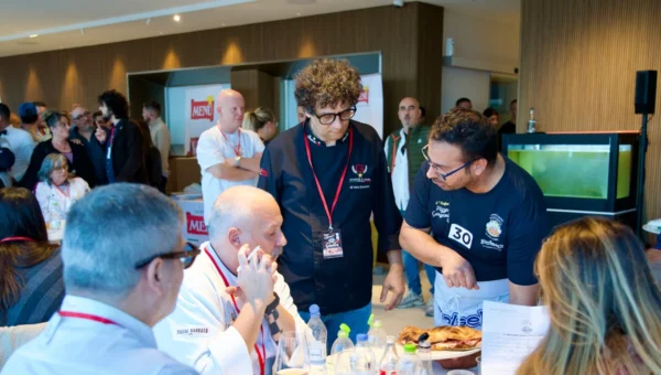 Concorrente presenta una preparazione alla giuria del Trofeo Pizza Garganica 2026 a Vieste